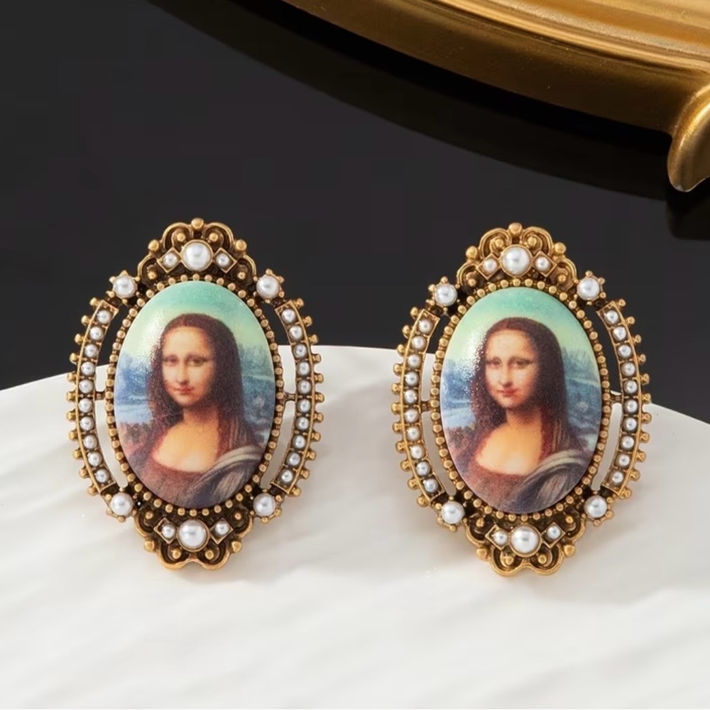 Elegant Gold and Pearl  Mona Lisa Cameo Earrings